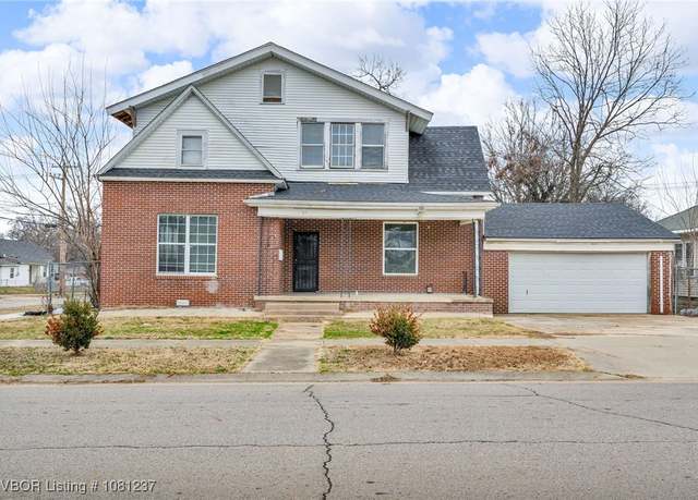 Property at 2101 N I St, Fort Smith, AR 72901, 5 beds, 2 baths