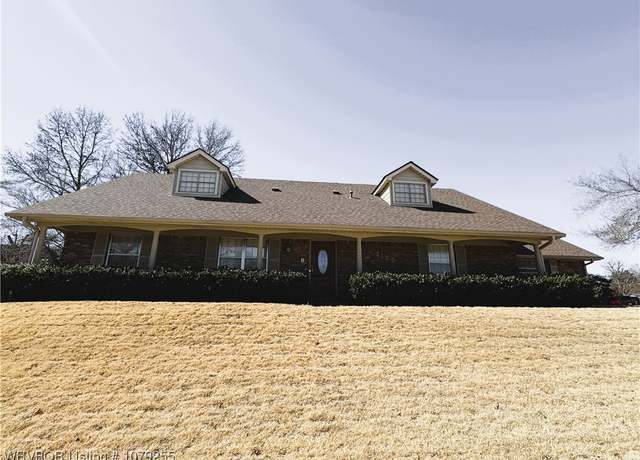 Property at 2100 S 70th St, Fort Smith, AR 72903, 4 beds, 3 baths