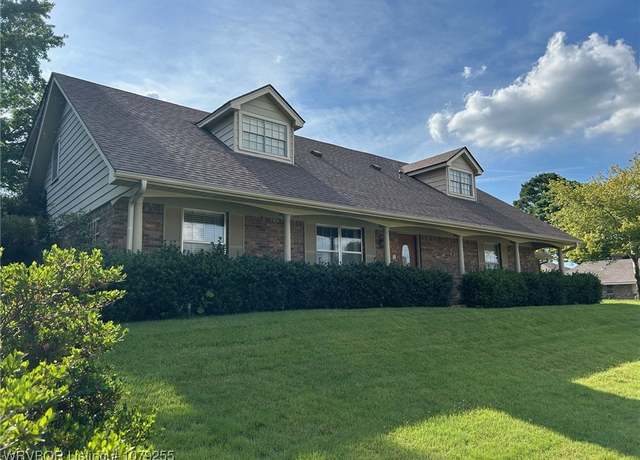 Property at 2100 S 70th St, Fort Smith, AR 72903, 4 beds, 3 baths