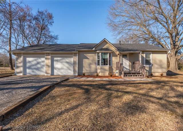 Property at 1000 W Denver St, Greenwood, AR 72936, 3 beds, 1.5 baths
