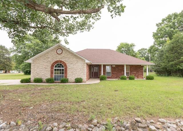 Property at 1401 Dogwood St, Sallisaw, OK 74955, 3 beds, 2 baths