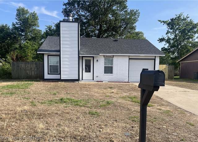 Property at 6724 S Independence St, Fort Smith, AR 72903, 3 beds, 2 baths