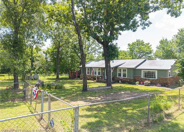 Property at 462386 E 1026 Rd, Sallisaw, OK 74955, 3 beds, 2 baths