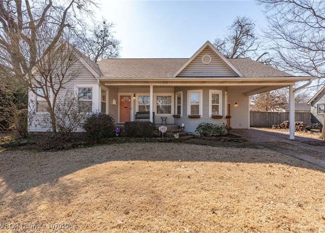 Property at 2410 S L St, Fort Smith, AR 72901, 3 beds, 2 baths