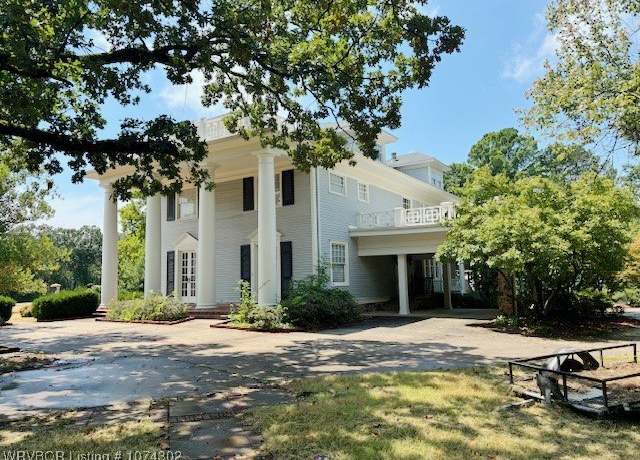 Property at 4823 S Cliff Dr, Fort Smith, AR 72903, 4 beds, 3.5 baths