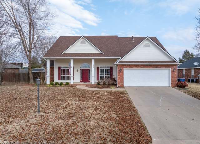 Property at 5805 Meadow Brook Dr, Fort Smith, AR 72916, 3 beds, 2 baths
