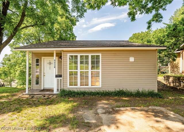 Property at 1501 S R St, Fort Smith, AR 72901, 3 beds, 2 baths