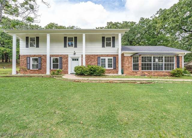 Property at 3511 Cliff Dr, Fort Smith, AR 72903, 4 beds, 2.5 baths