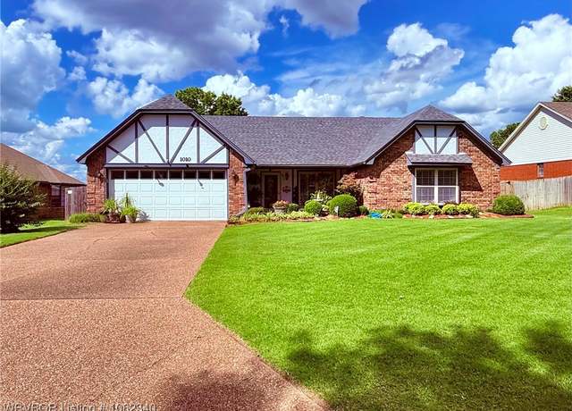 Property at 1010 Fir Dr, Van Buren, AR 72956, 3 beds, 2.5 baths