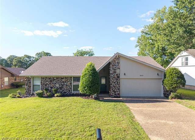 Property at 2625 Roxbury Ln, Fort Smith, AR 72908, 3 beds, 2 baths