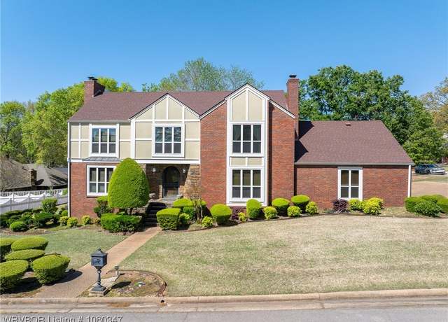 Property at 1700 Crestview Ln, Fort Smith, AR 72903, 4 beds, 3.5 baths