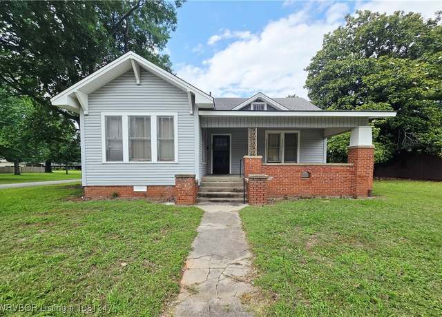 Property at 313 W Main St, Paris, AR 72855, 3 beds, 1 bath