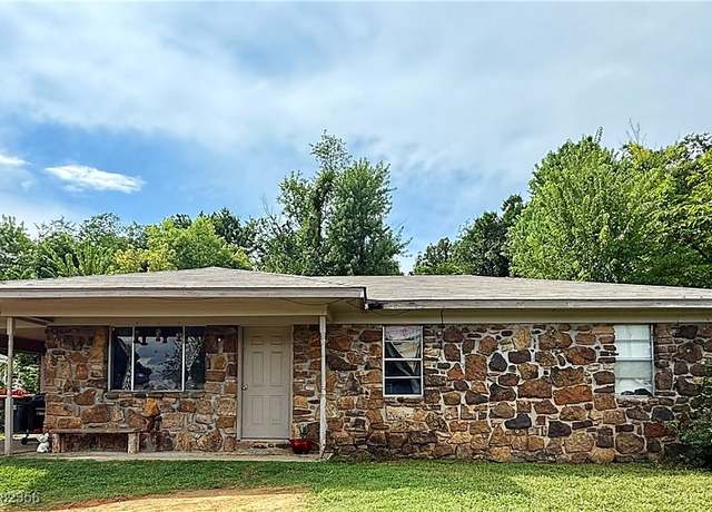 Property at 2209 Maple St, Van Buren, AR 72956, 3 beds, 1.5 baths