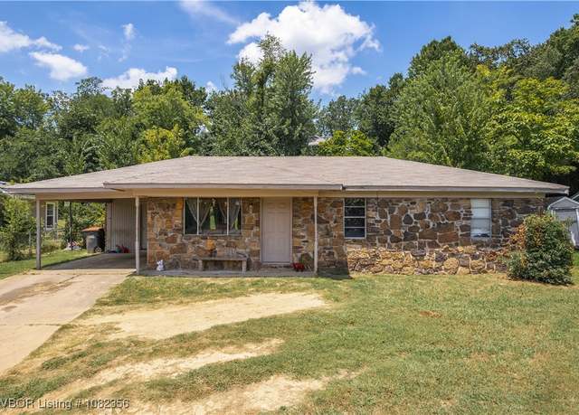 Property at 2209 Maple St, Van Buren, AR 72956, 3 beds, 1.5 baths