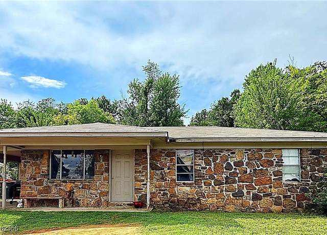 Property at 2209 Maple St, Van Buren, AR 72956, 3 beds, 1.5 baths