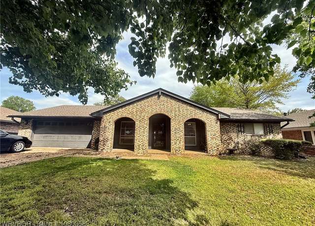 Property at 300 Fryar Dr, Sallisaw, OK 74955, 4 beds, 2.5 baths