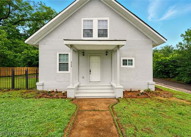 Property at 925 Cedar St, Van Buren, AR 72956, 4 beds, 2.5 baths