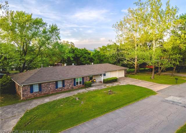 Property at 2017 Honeysuckle Dr, Sallisaw, OK 74955, 3 beds, 2 baths