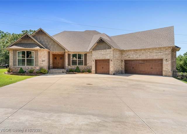 Property at 4916 Oak Hollow Ln, Fort Smith, AR 72903, 4 beds, 3 baths