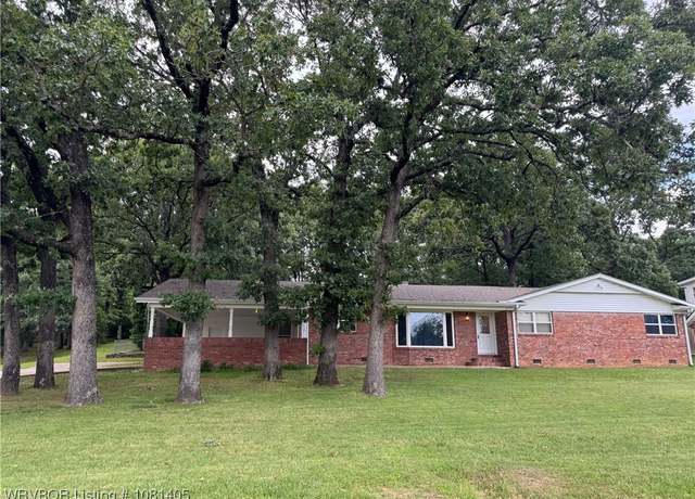 Property at 3121 Cliff Dr, Fort Smith, AR 72903, 3 beds, 2 baths
