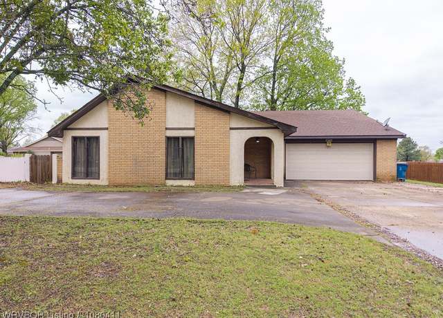 Property at 10116 Jenny Lind Rd, Fort Smith, AR 72908, 4 beds, 2 baths