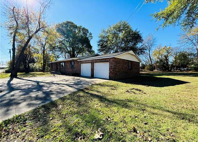 Property at 607 S Ash St, Sallisaw, OK 74955, 3 beds, 2 baths