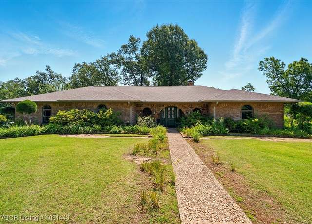 Property at 10900 Hunters Pt, Fort Smith, AR 72903, 4 beds, 3 baths