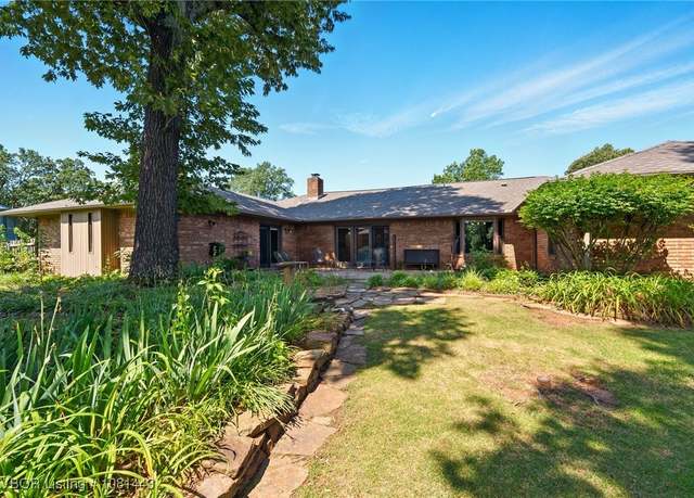 Property at 10900 Hunters Pt, Fort Smith, AR 72903, 4 beds, 3 baths