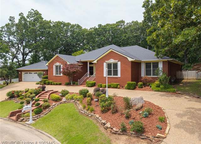 Property at 2916 S Cliff Dr, Fort Smith, AR 72901, 3 beds, 2.5 baths