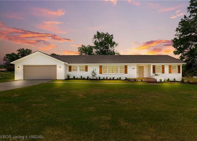 Property at 2020 Country Club Ave, Fort Smith, AR 72903, 4 beds, 2 baths