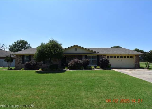 Property at 503 Fryar Dr, Sallisaw, OK 74955, 4 beds, 2 baths