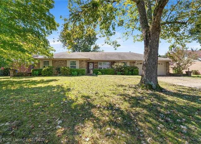 Property at 4618 S T Cir, Fort Smith, AR 72903, 4 beds, 2.5 baths