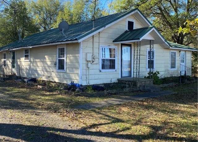 Property at 1011 W 6th St, Waldron, AR 72958, 3 beds, 1.5 baths