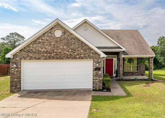 Property at 2211 Park Ave, Van Buren, AR 72956, 3 beds, 2 baths