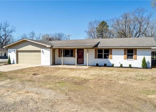 Property at 200 Ash St, Muldrow, OK 74948, 3 beds, 1 bath
