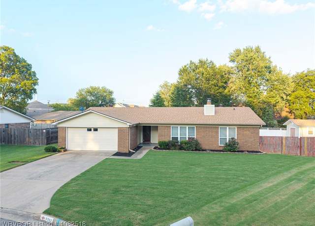 Property at 3203 S 65th Cir, Fort Smith, AR 72903, 3 beds, 2 baths