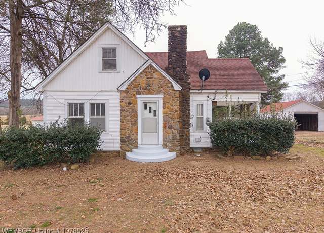 Property at 1104 Fuller St, Paris, AR 72855, 3 beds, 2 baths