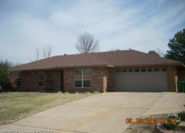 Property at 1508 N 10th St, Van Buren, AR 72956, 3 beds, 2.5 baths