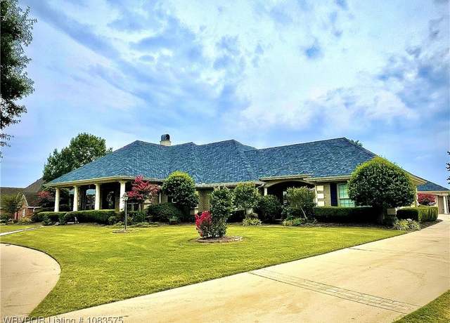Property at 7000 Highland Park Dr, Fort Smith, AR 71916, 4 beds, 2.5 baths