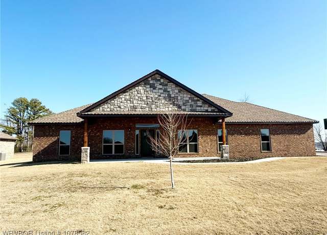 Property at 1701 Tatham Ave, Sallisaw, OK 74955, 4 beds, 2 baths