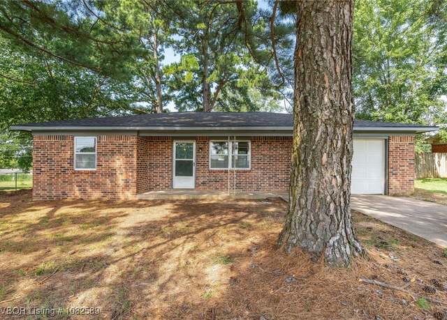 Property at 1121 N Maple St, Sallisaw, OK 74955, 2 beds, 1 bath