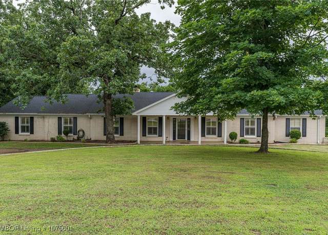 Property at 3220 Cliff Dr, Fort Smith, AR 72903, 5 beds, 3 baths