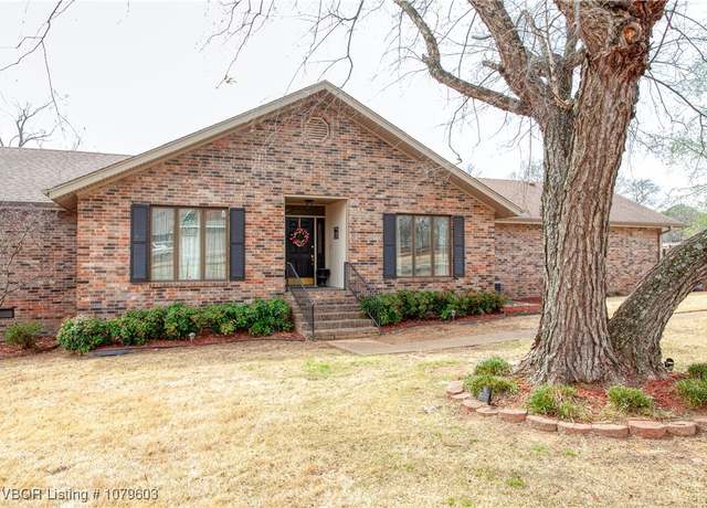 Property at 4200 S Q St, Fort Smith, AR 72903, 2 beds, 2.5 baths