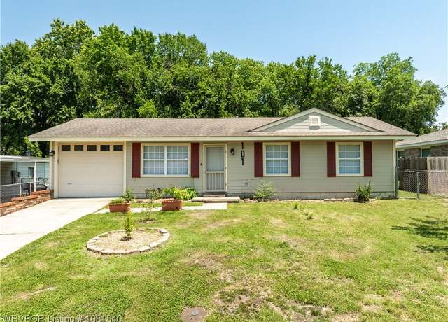 Property at 101 S 42nd St, Van Buren, AR 72956, 3 beds, 1.5 baths