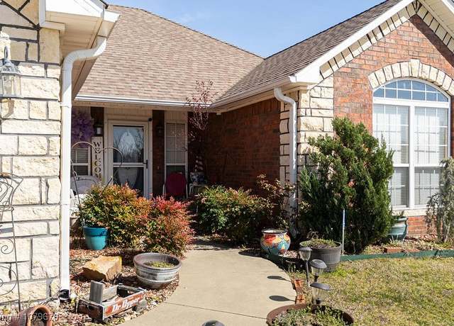 Property at 2510 Griffin St, Van Buren, AR 72956, 3 beds, 2 baths