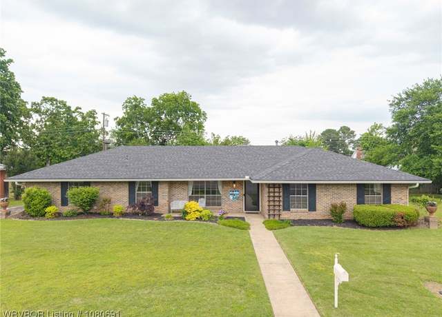 Property at 6811 S T St, Fort Smith, AR 72903, 3 beds, 2 baths