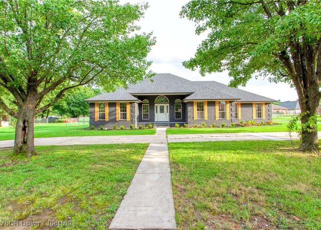 Property at 2818 Oakview Rd, Fort Smith, AR 72908, 3 beds, 2 baths