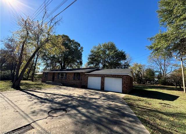 Property at 607 S Ash St, Sallisaw, OK 74955, 3 beds, 2 baths