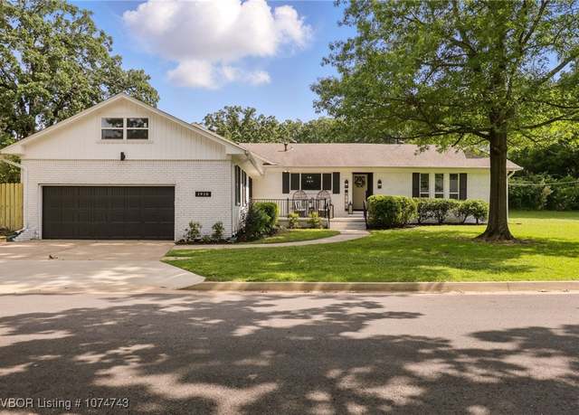 Property at 1910 S 46th St, Fort Smith, AR 72903, 4 beds, 3 baths