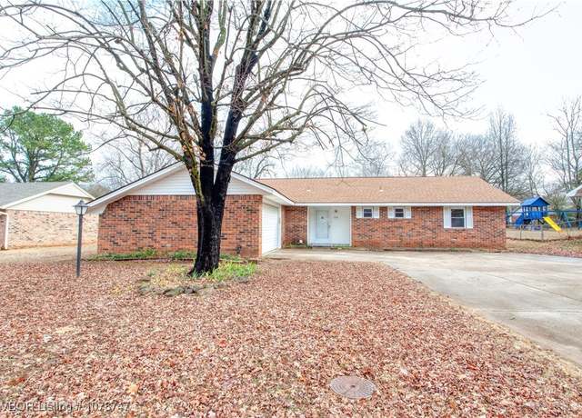 Property at 310 26th St, Ozark, AR 72949, 3 beds, 2 baths
